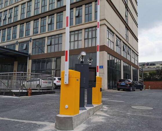 麗水萬和豪生大酒店停車場(chǎng)安裝麗水出安智能車牌識(shí)別正式投入使用