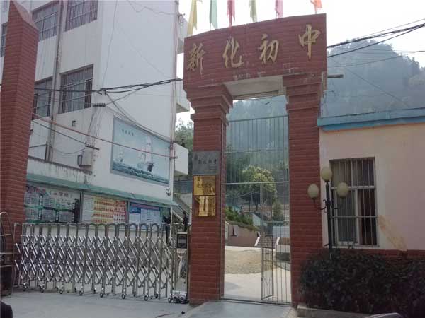 慶賀百色出安智能伸縮門(mén)進(jìn)駐百色新化中學(xué)